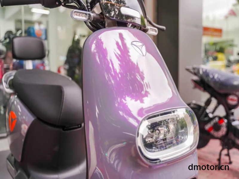 雅迪  冠能二代 M5  电动摩托车雅迪冠能2.0 m5 镭射渐变的炫彩色图片