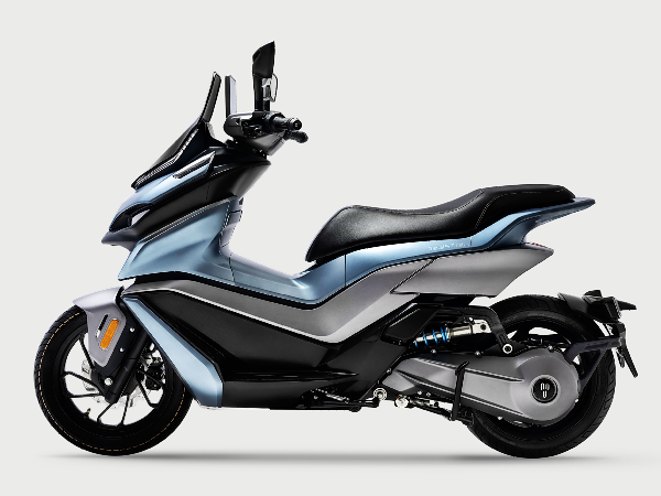 茵未
Real 5T Pro版 (2022款)电动摩托车整车外观图片