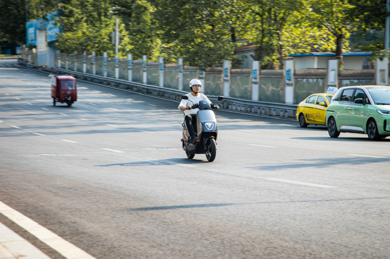 雅迪E9 PRO骑行图电动摩托车图片