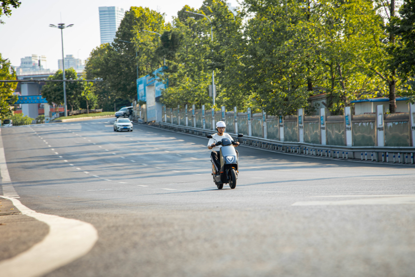 雅迪E9 PRO骑行图电动摩托车图片