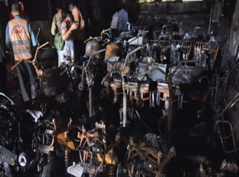 惨烈！印度一电动车展厅深夜起火，造成至少8死11伤！